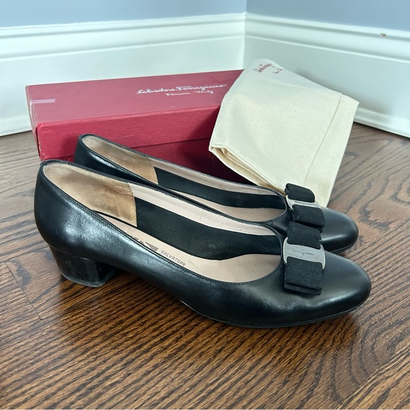 Gently worn black Ferragamo Vara pumps in size 36.5 - Picture 3 of 6